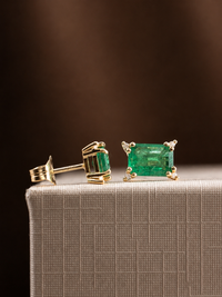 Aretes Esmeralda con 4 mini diamantes en oro 14k