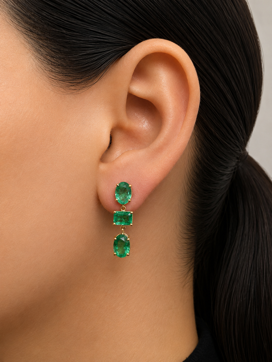 Arete largo de esmeralda en oro 14k