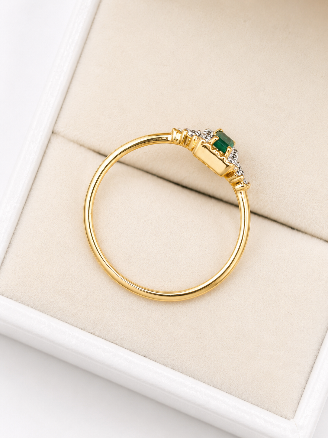 Anillo de esmeralda con diamantes naturales en oro 14k