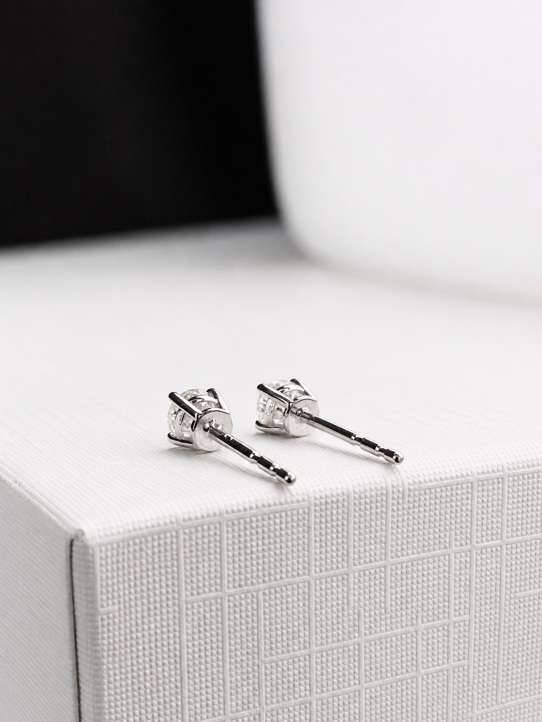 Aretes mini diamante natural en oro blanco 14k