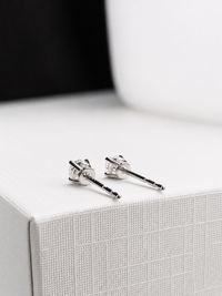 Aretes mini diamante natural en oro blanco 14k