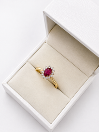 Anillo oval de rubi con halo de diamantes en oro 14k