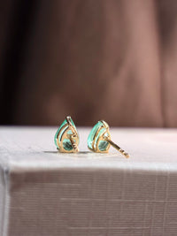 Arete de gota esmeralda en oro 14k