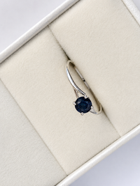 Anillo de zafiro brillante en oro blanco 14k