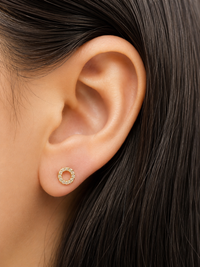 Arete de silueta con diamantes naturales en oro 14k