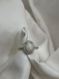 Anillo en oro amarillo y diamantes con ópalo natural