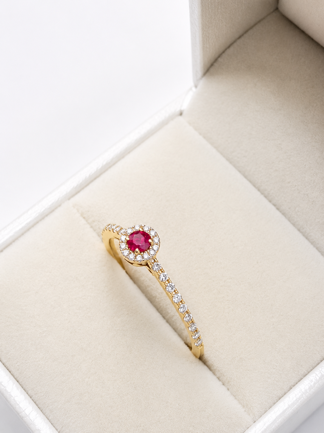 Anillo de mini rubi con halo de diamantes en oro 14k