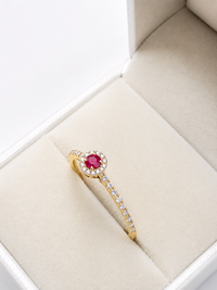 Anillo de mini rubi con halo de diamantes en oro 14k