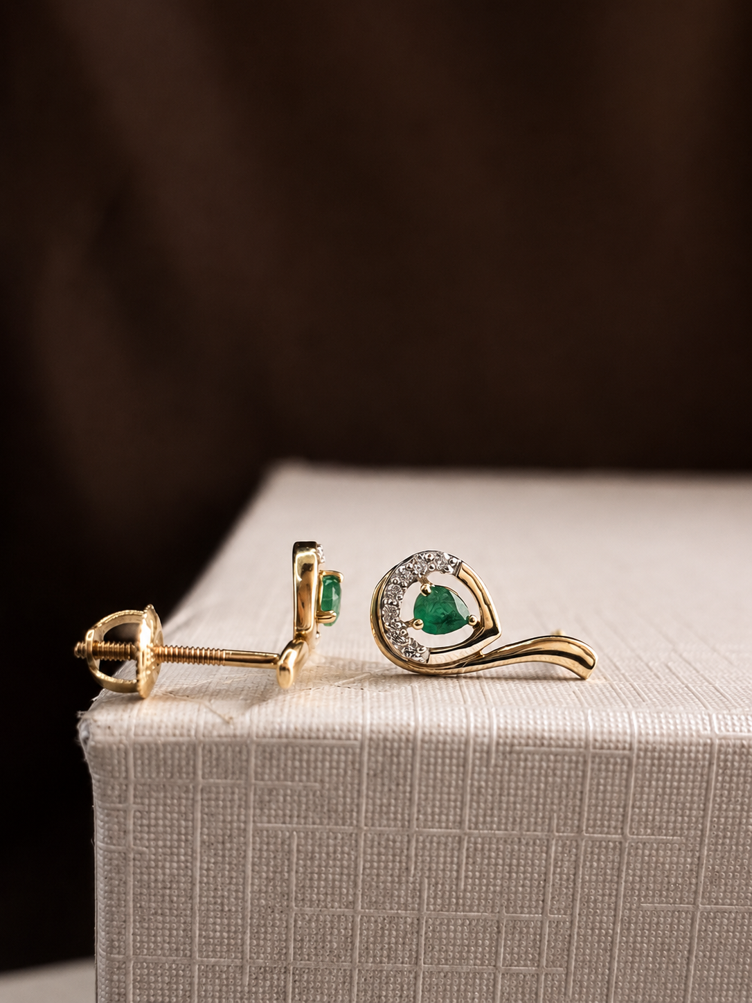 Arete de esmeralda con diamantes en oro 14k