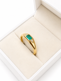 Anillo de esmeralda con 2 diamantes en oro 14k