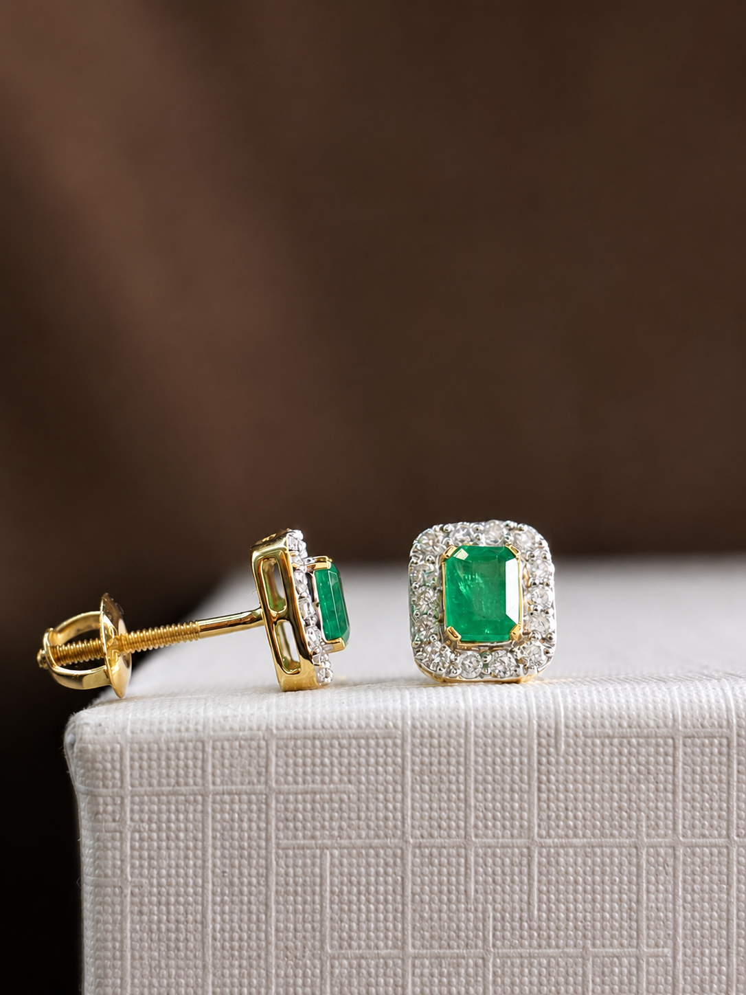 Arete de esmeralda con halo de diamantes en oro 14k