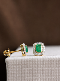 Arete de esmeralda con halo de diamantes en oro 14k