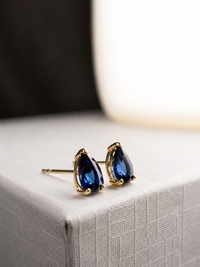 Arete de gota zafiro en oro 14k