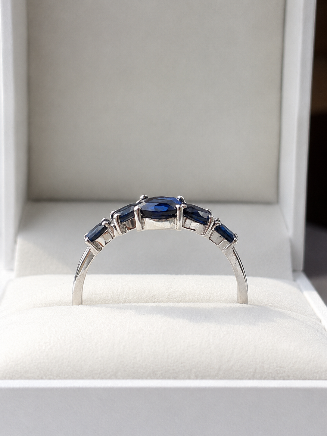 Anillo de zafiro gotas en oro blanco 14k
