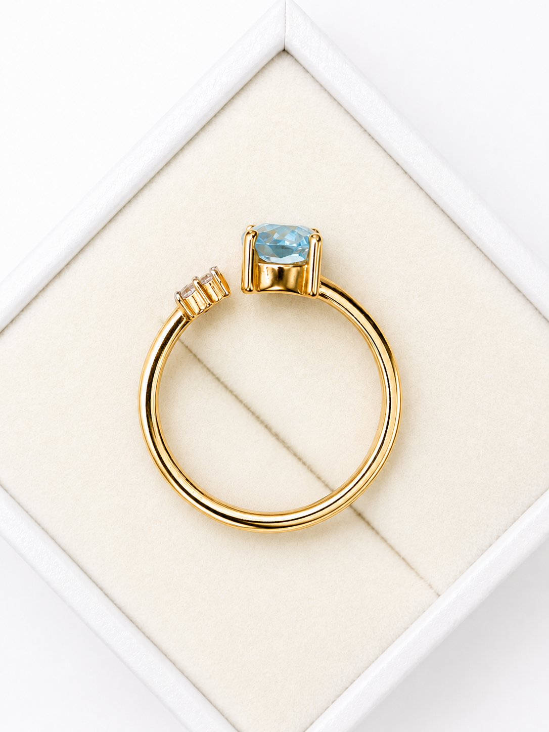 Anillo aguamarina y 3 diamantes en oro 14k