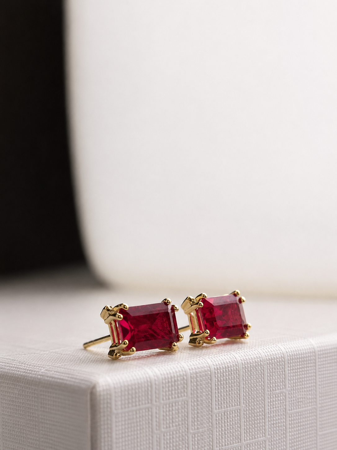Arete rectangular de rubí con 4 mini diamantes en oro 14k