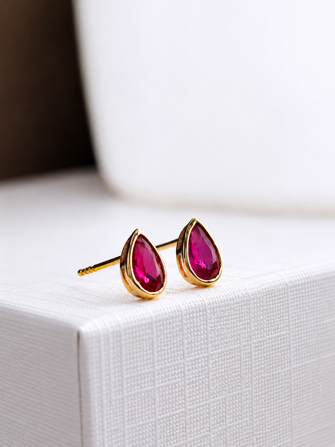 Arete gota  de rubí biselado en oro 14k