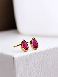 Arete gota  de rubí biselado en oro 14k