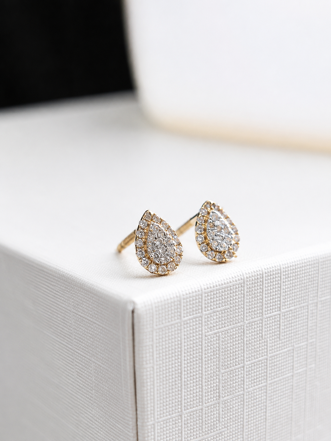 Arete gota diamantes naturales en oro 14k