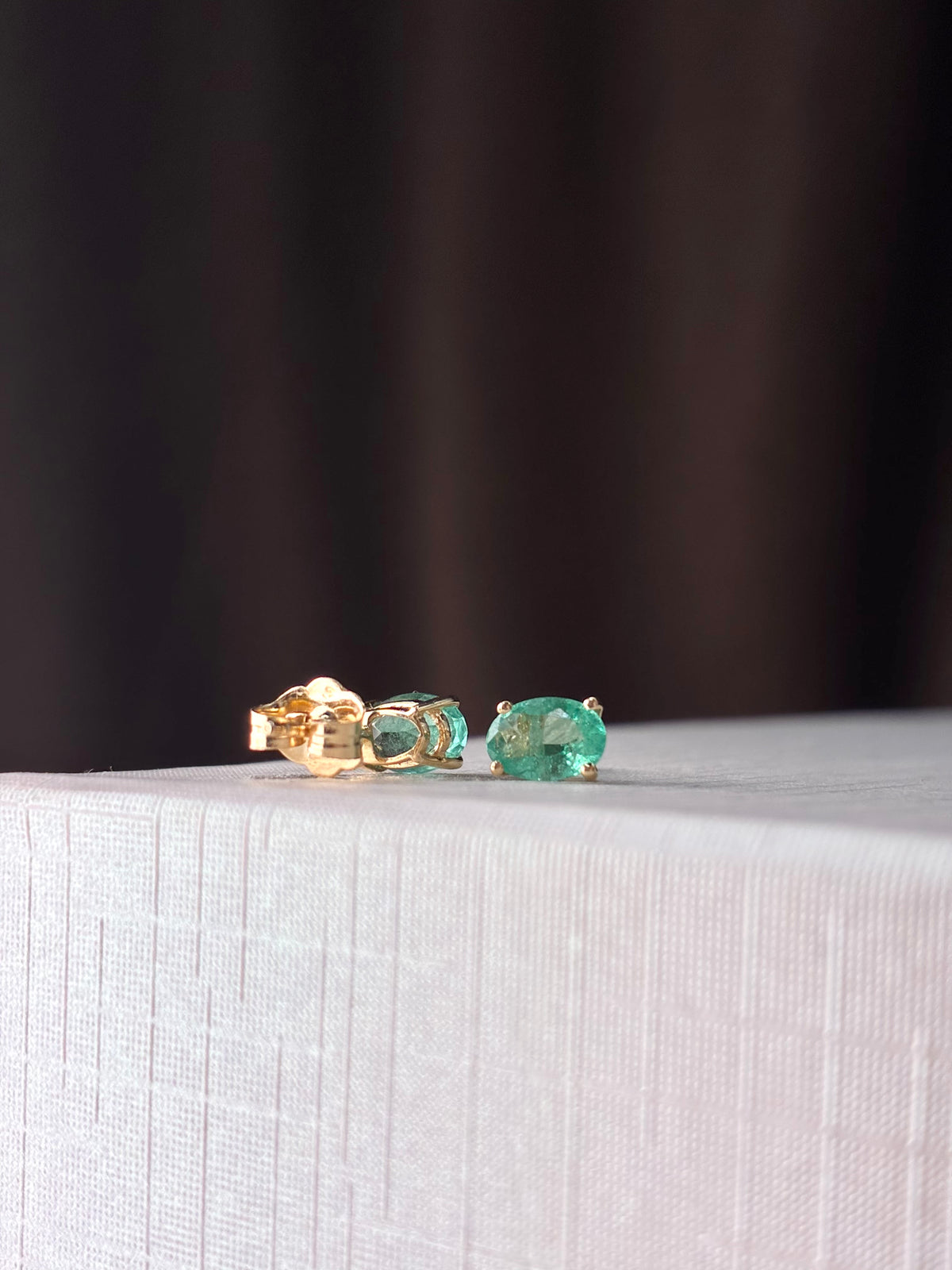 Arete oval de esmeralda en oro 14k