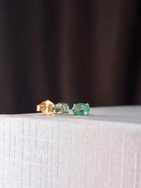 Arete oval de esmeralda en oro 14k