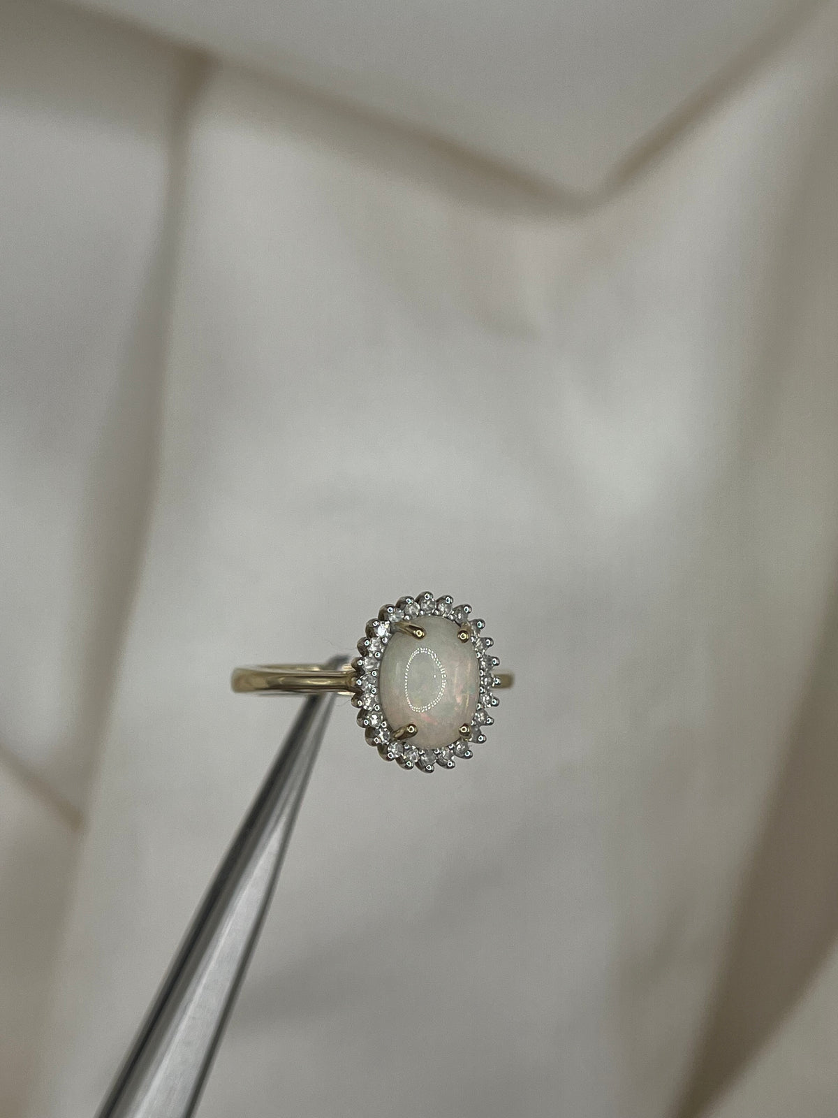 Anillo en oro amarillo y diamantes con ópalo natural