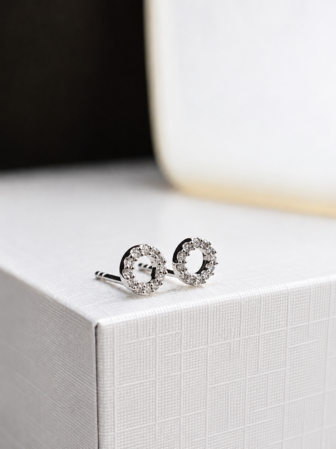 Arete silueta con diamantes naturales en oro blanco 14k
