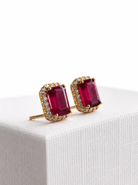 Arete de rubí con halo de diamantes en oro 14k