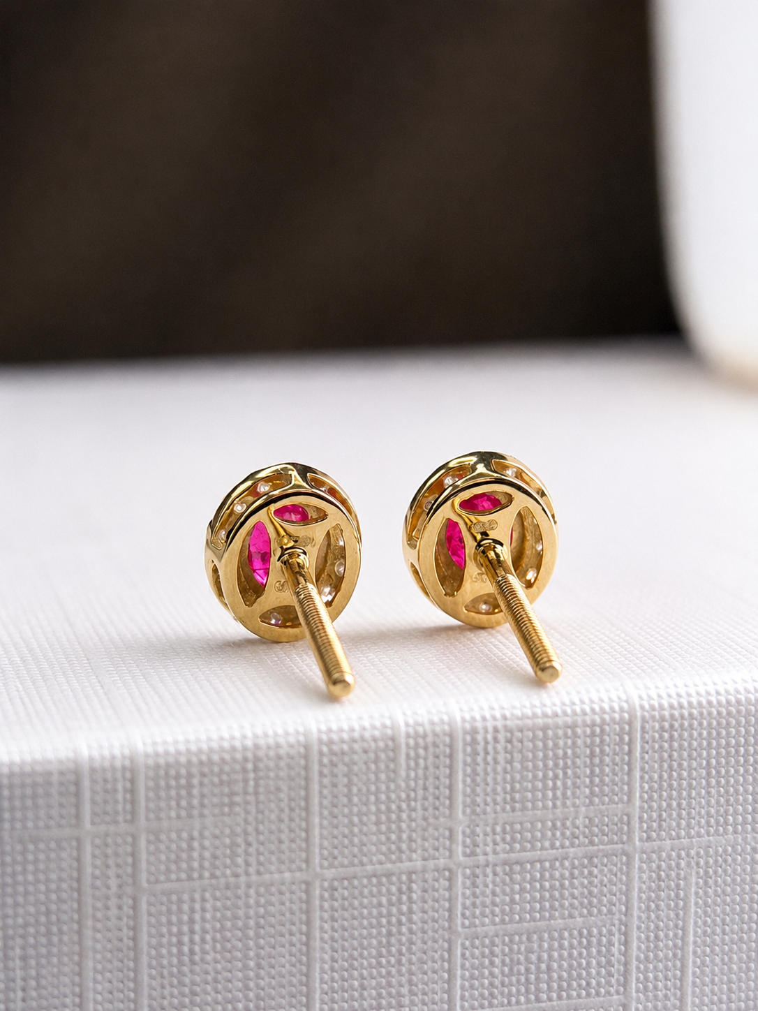 Arete oval de rubí con halo de diamantes en oro 14k