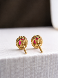 Arete oval de rubí con halo de diamantes en oro 14k