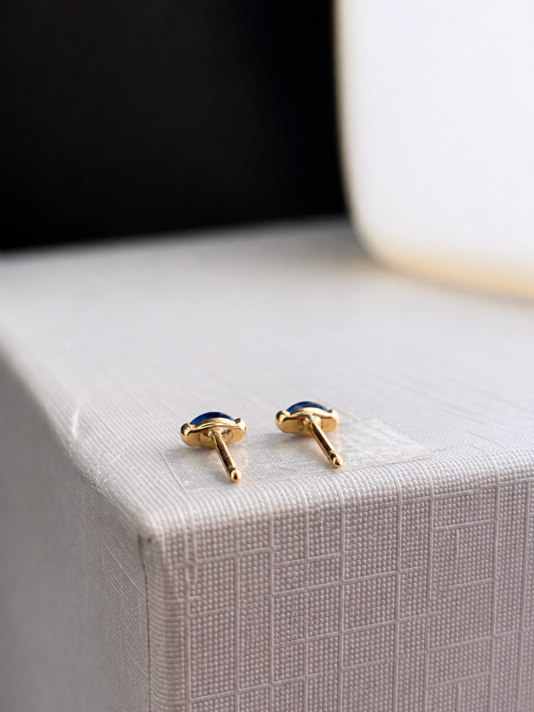 Arete mini zafiro en oro 10k