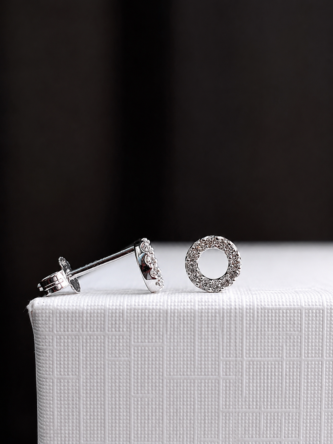 Arete silueta con diamantes naturales en oro blanco 14k