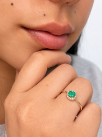 Anillo de esmeralda con halo de diamantes naturales en oro 14k
