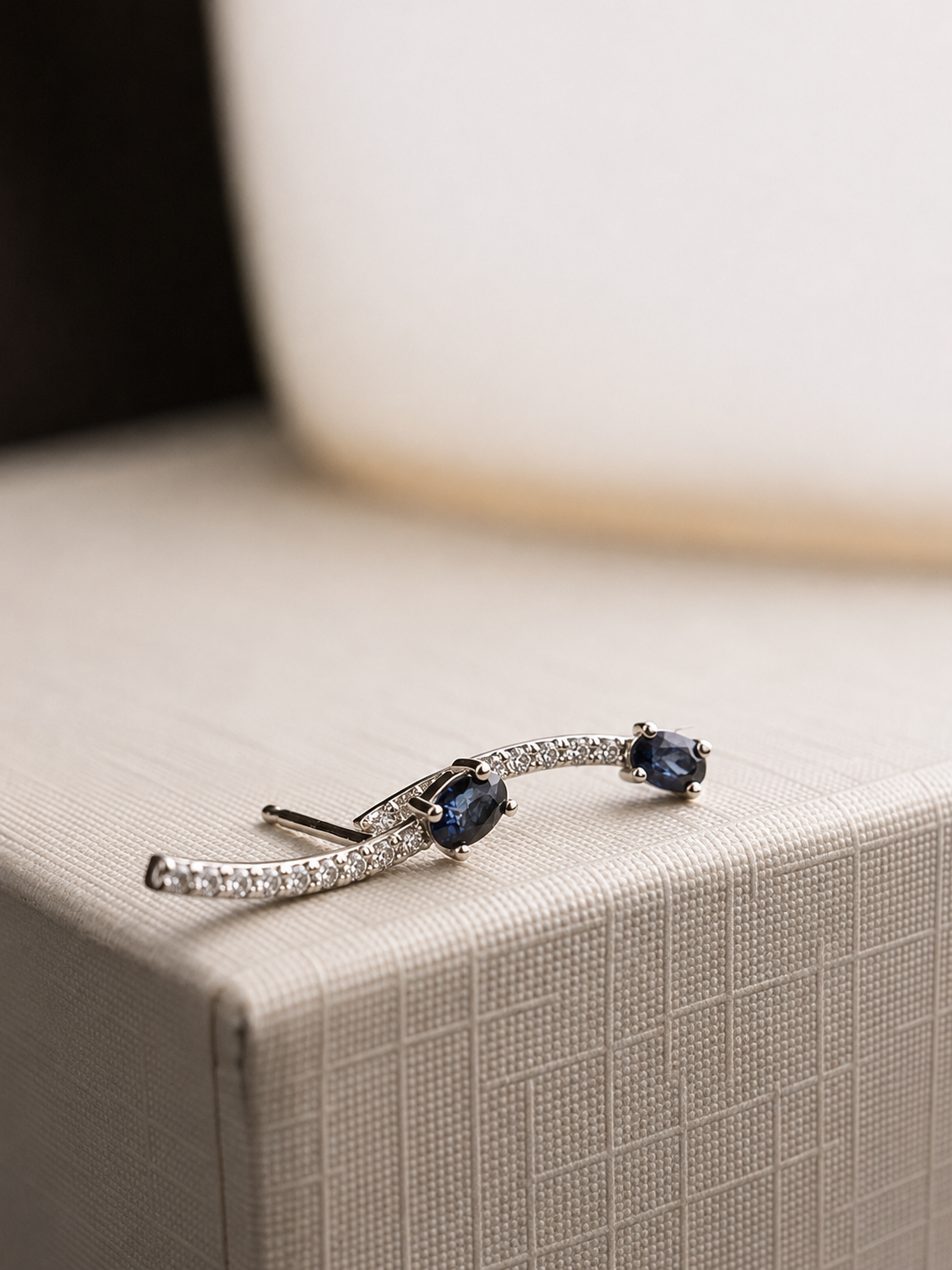 Arete de zafiro con diamantes naturales en oro 14k