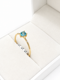 Anillo corazón aguamarina y 2 mini diamantes en oro 14k