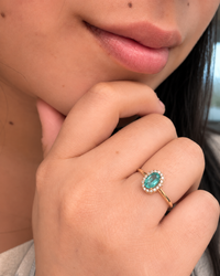 Anillo oval de esmeralda con halo de diamantes en oro 14k