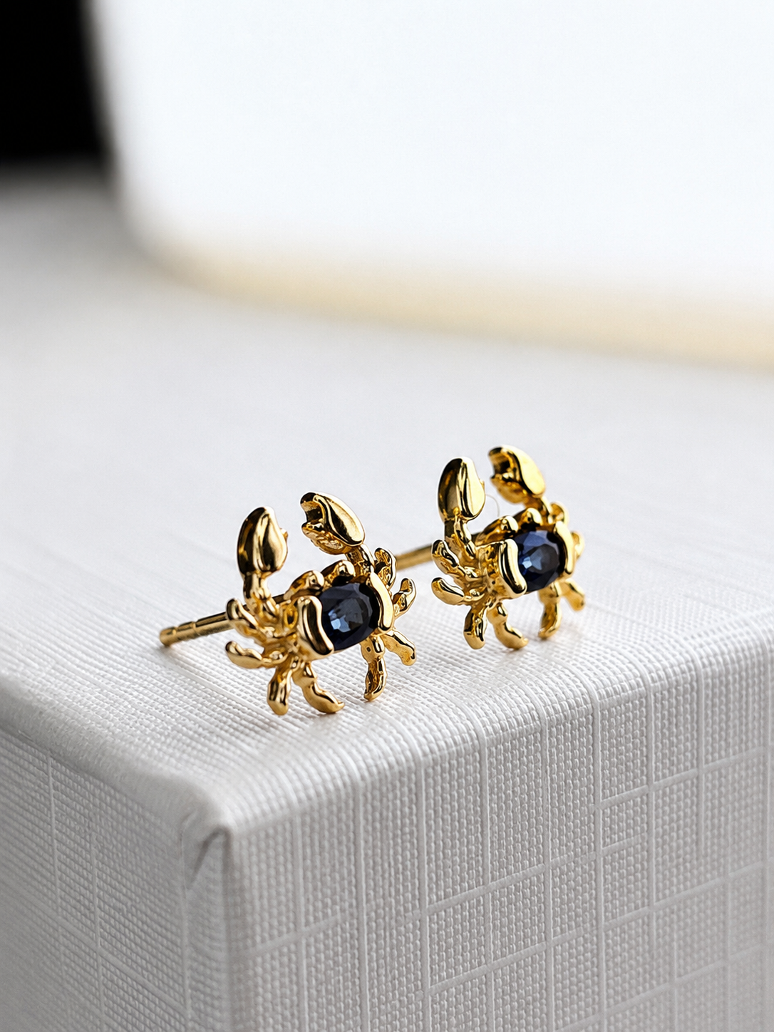 Arete cangrejo zafiro en oro 14k