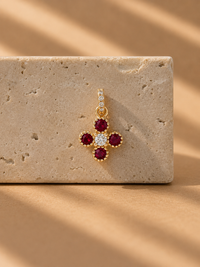 Dije de flor con rubí y diamante en oro de 14k