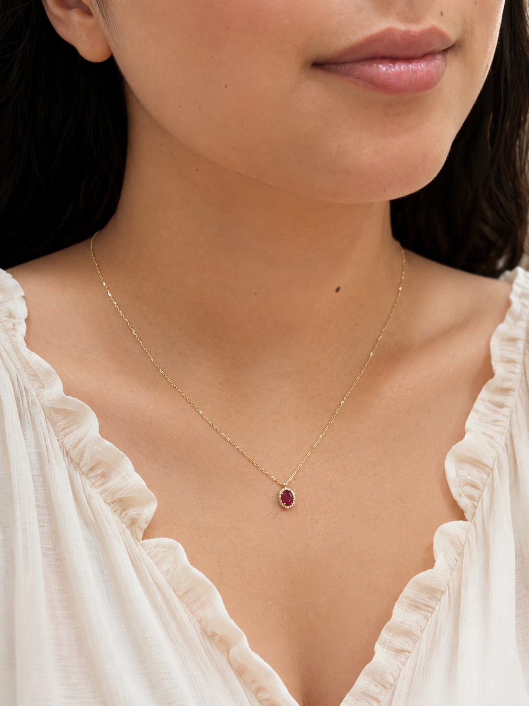 Gargantilla de rubí con halo de diamantes en oro 14k