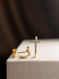 Aretes de cruz con diamantes naturales en oro 14k