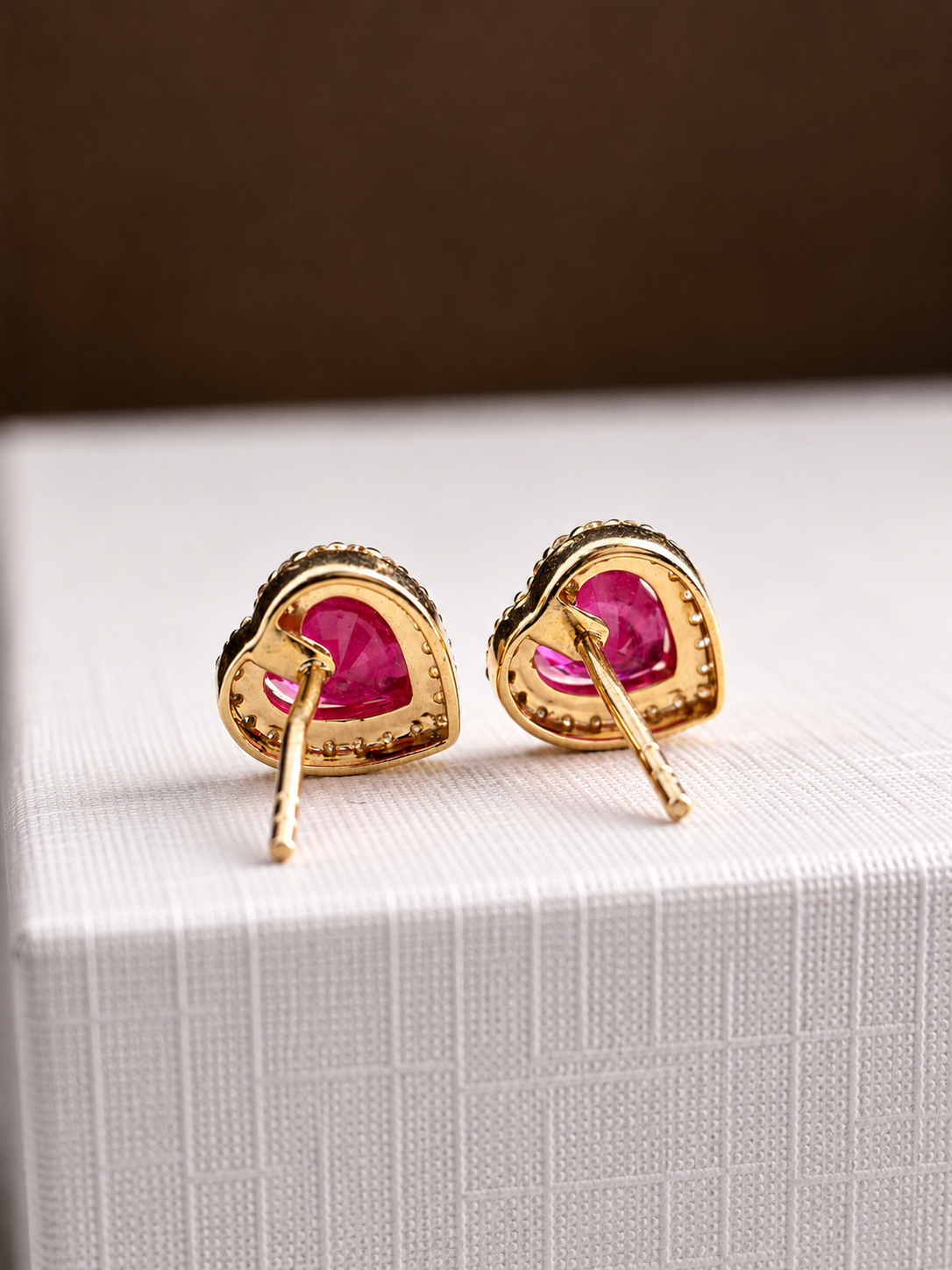 Arete de corazón Rubí con halo de diamantes en oro 14k