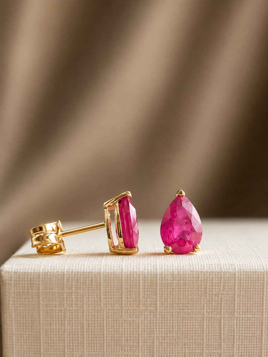 Arete gota de rubí en oro 14k