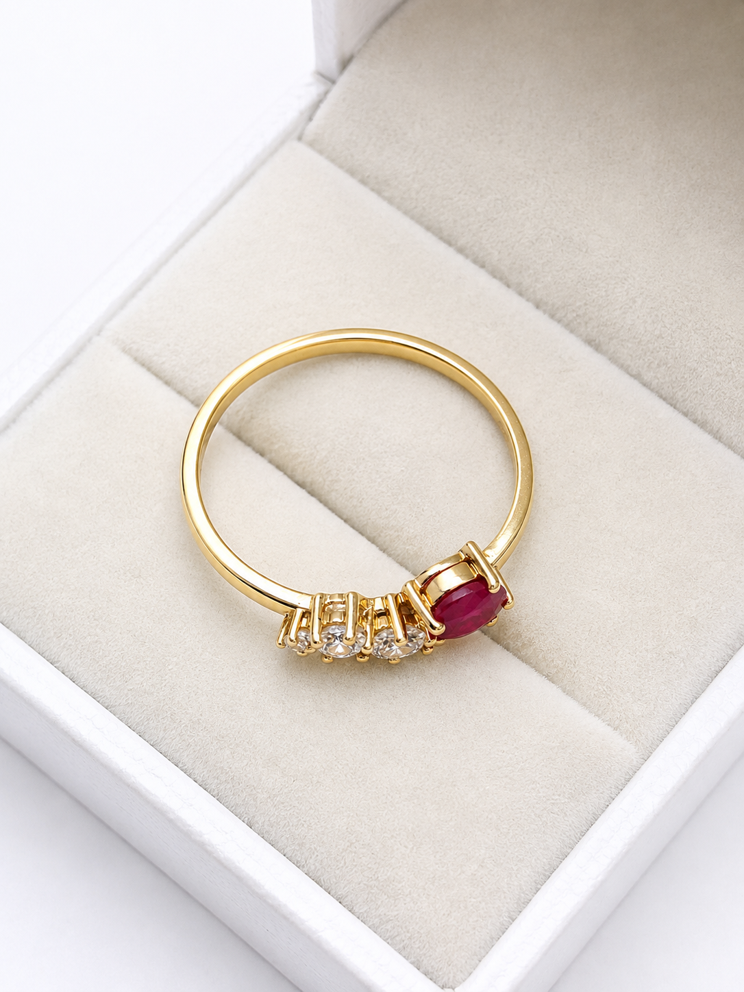 Anillo de rubi oval con 3 diamantes en oro 14k