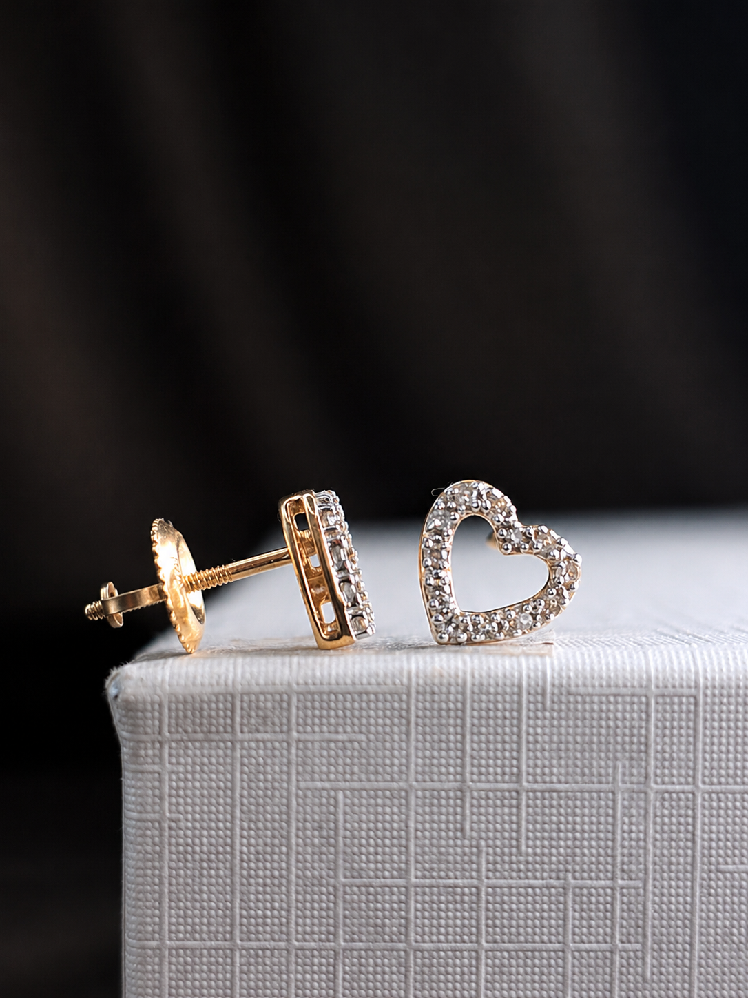 Arete corazón con diamantes naturales en oro 14k