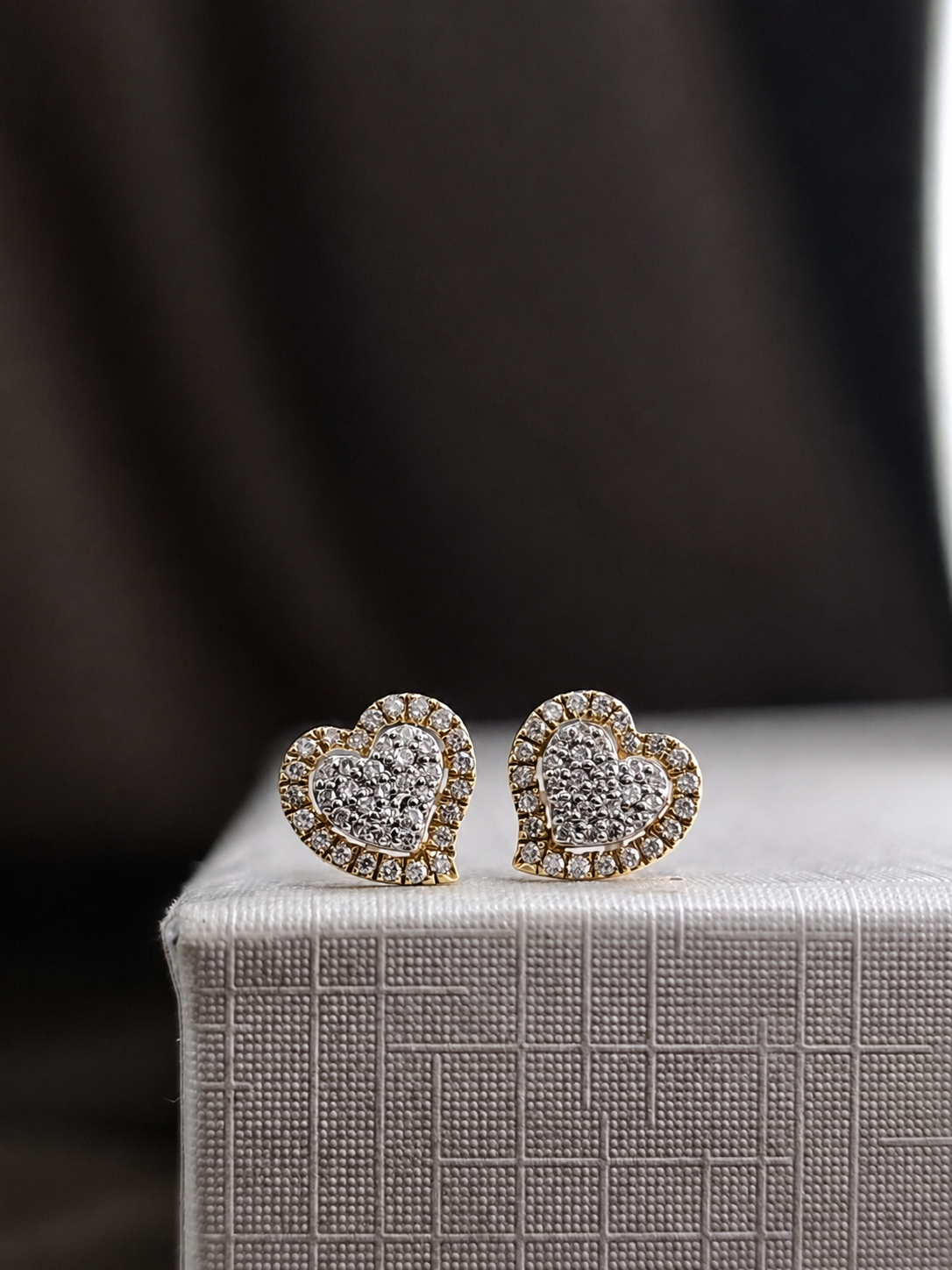 Arete de corazón con diamantes naturales en oro 10k