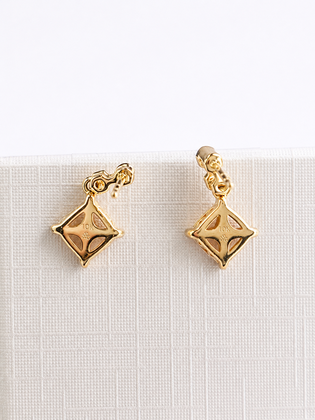 Arete de Morganita y 2 diamantes en oro 10k