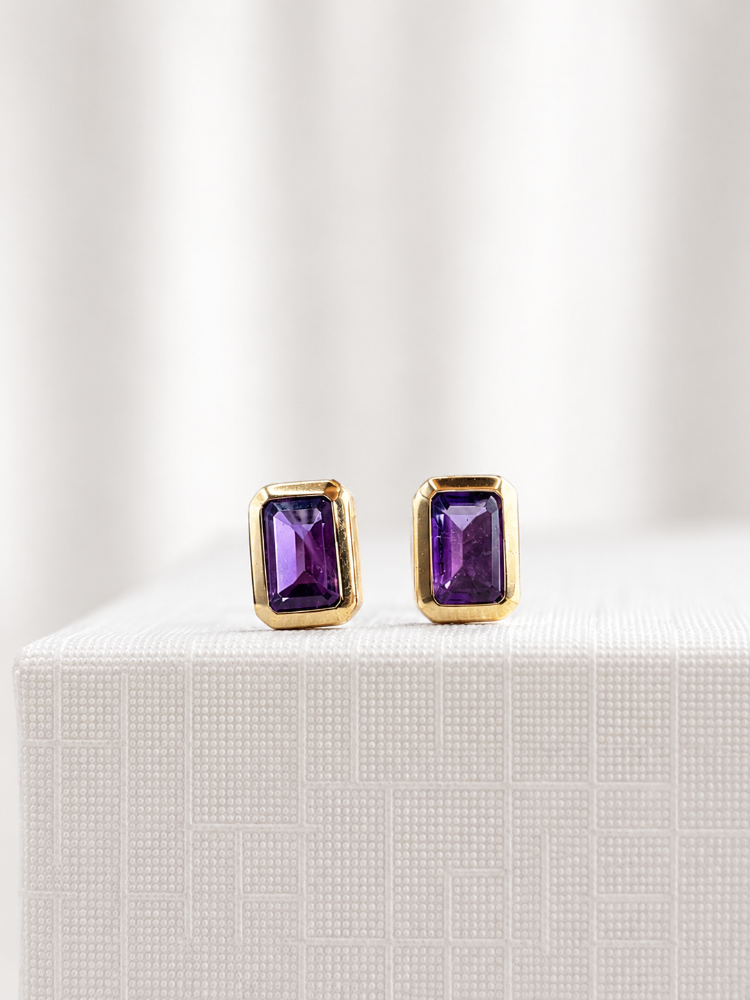 Arete de amatista biselado en oro 14k