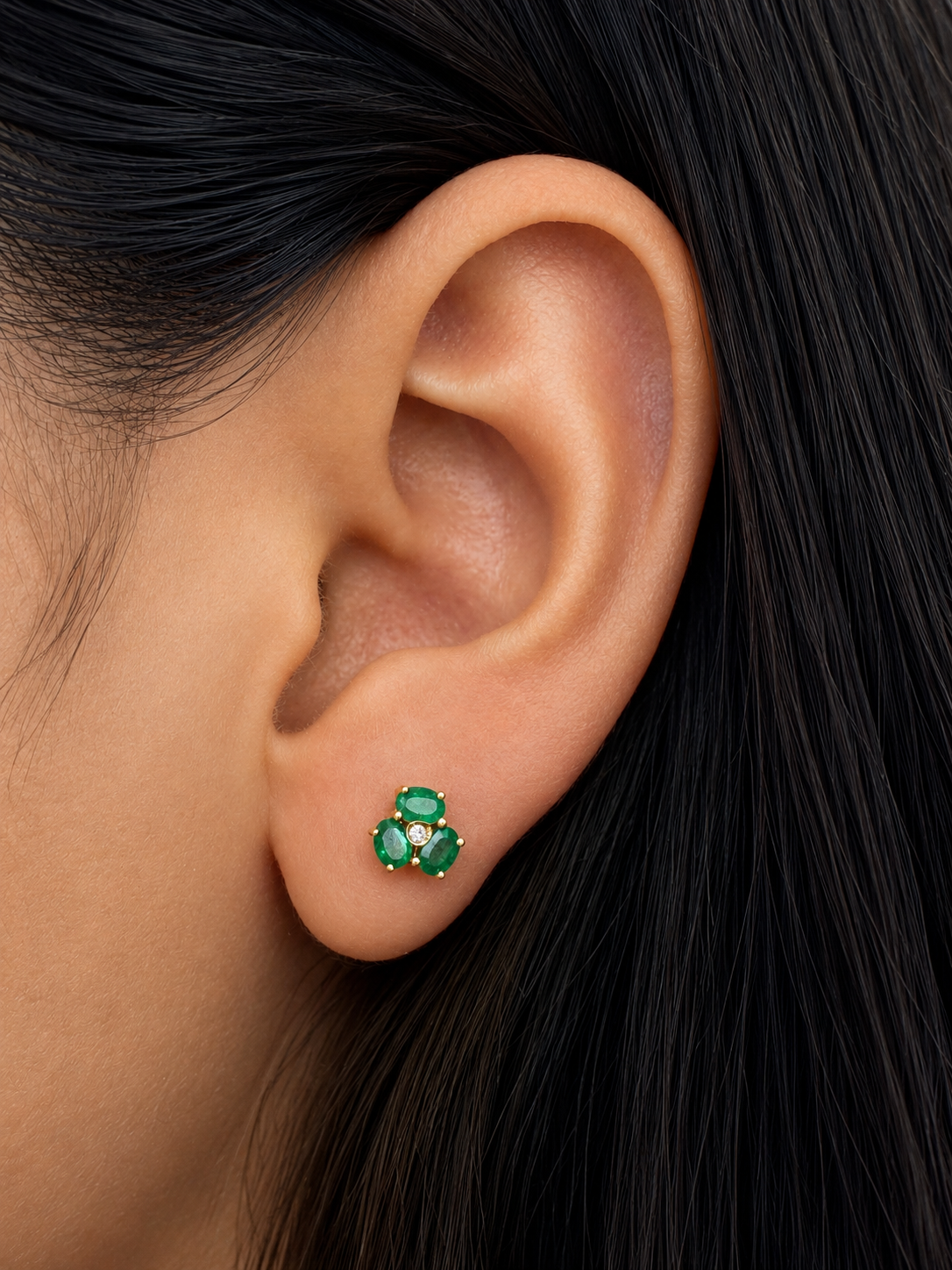 Arete de flor esmeralda en oro 14k