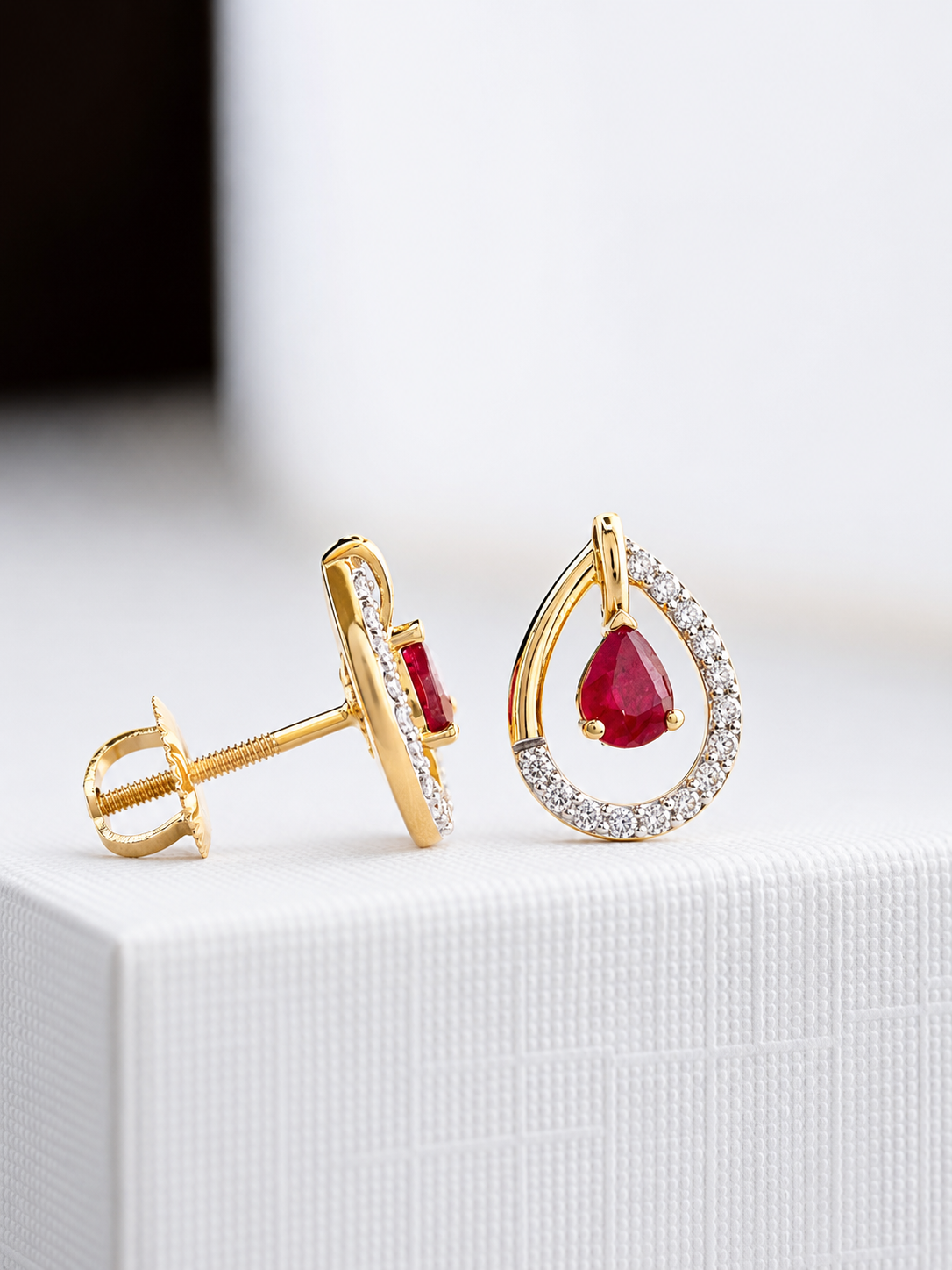 Arete gota de rubí con diamantes naturales en oro 14k