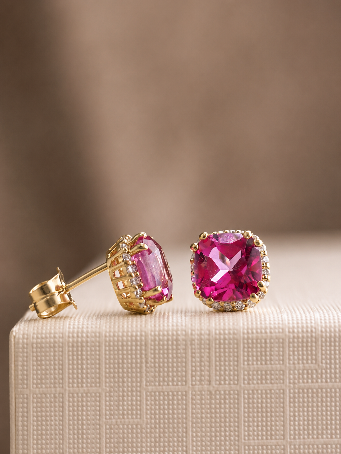 Átate de Turmalina Rosa con halo de diamantes en oro 14k